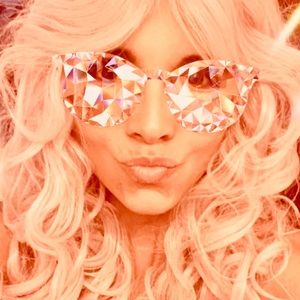 Meet your Posher, Tee